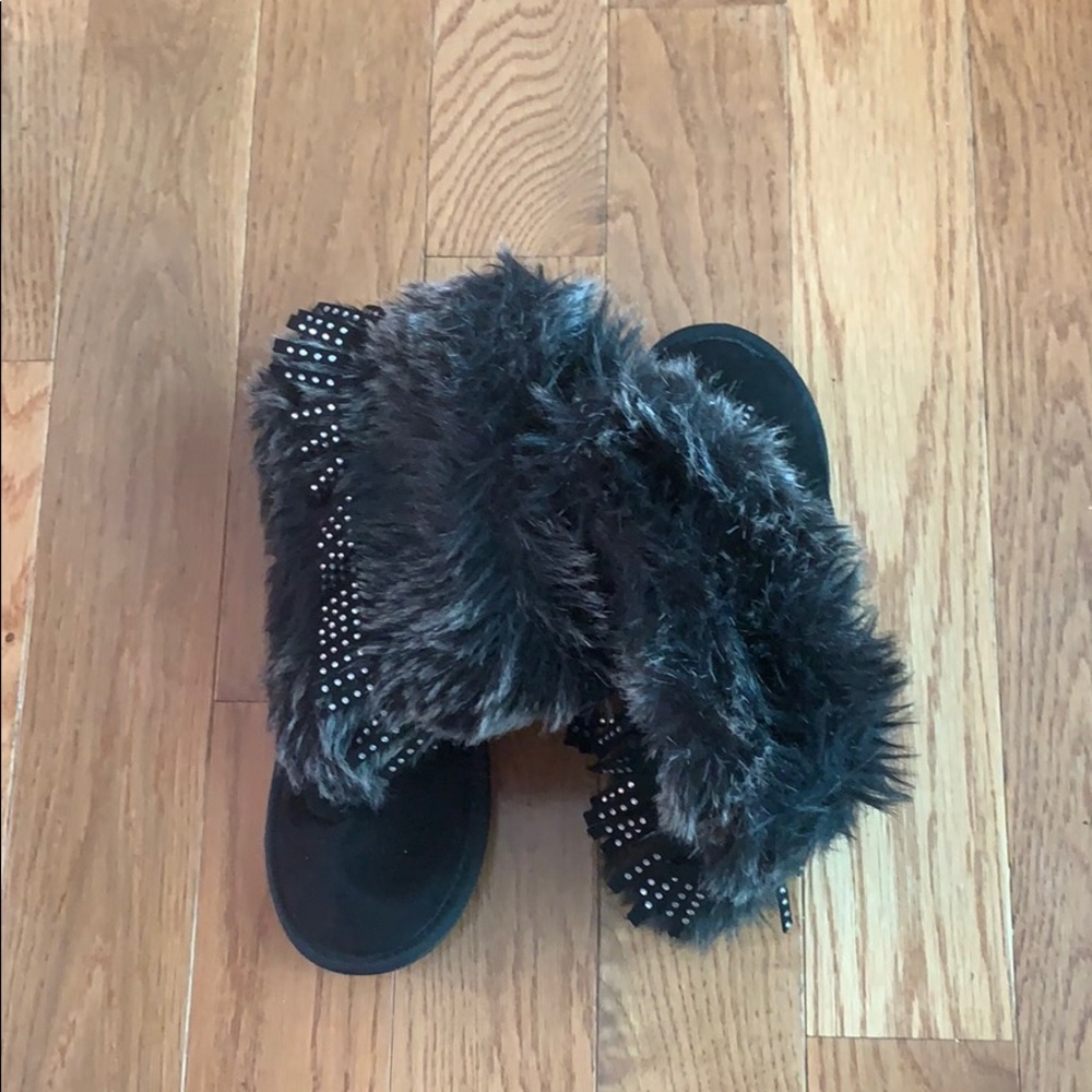 Black fur boots